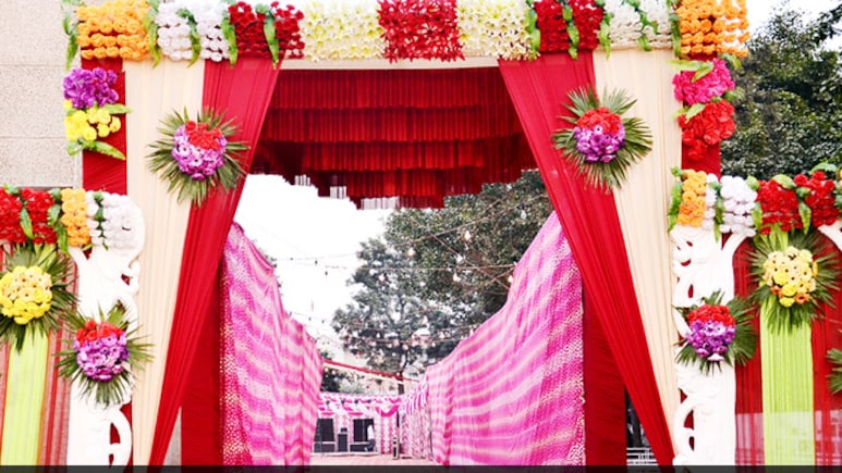 Delhi: मेहंदी फंक्शन में पहुंची दू्ल्हे की गर्लफ्रेंड ने दुल्हन के चेहरे पर फेंका तेजाब, दो दिन बाद होनी थी शादी