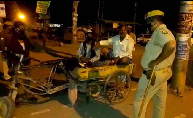 लॉकडाउन में 'जुगाड़' के साथ 800 KM की यात्रा : साइकिल रिक्शा में लगाया स्कूटर का इंजन, और चल दिए बिहार - देखें VIDEO