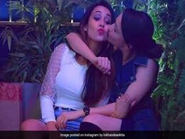 दोस्तों संग मस्ती करती हुईं नजर आईं अंकिता लोखंडे, डेनिम ड्रेस में मचाया धमाल दोस्तों संग मस्ती करती हुईं नजर आईं अंकिता लोखंडे, डेनिम ड्रेस में मचाया धमाल