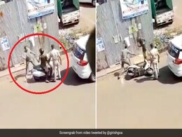 जनता कर्फ्यू के दौरान गोवा में गाड़ी पर घूम रहा था शख्स, पुलिस ने लाठियां मार-मारकर किया ऐसा हाल... देखें Video जनता कर्फ्यू के दौरान गोवा में गाड़ी पर घूम रहा था शख्स, पुलिस ने लाठियां मार-मारकर किया ऐसा हाल... देखें Video