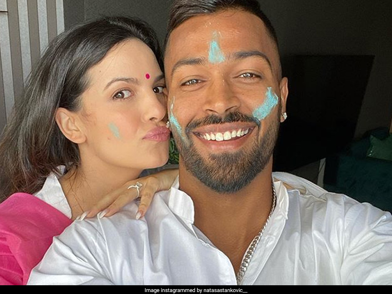 हार्द&zwj;िक पंड्या ने मंगेतर नताशा स्&zwj;टेनकोव&zwj;िक और पर&zwj;िवार के साथ मनाई होली, देखें PHOTOS