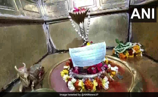 Coronavirus: कोरोनावायरस के चलते मंदिर में शिवलिंग को पहनाया गया मास्क, पुजारी ने कहा...