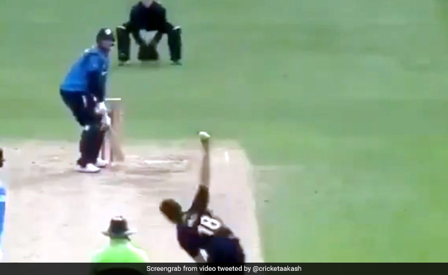 गेंद डालने के बाद गेंदबाज ने की अजीबोगरीब हरकत, देखकर बल्लेबाज के उड़े होश... देखें Video