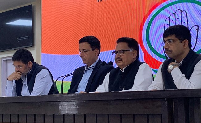 छत्तीसगढ़ में छापों से बिफरी कांग्रेस, कहा- पनामा पेपर्स में था रमन सिंह के बेटे का नाम, नहीं हुई जांच