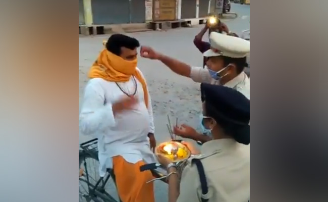 Coronavirus: लॉकडाउन में घर से मत निकलो...पुलिस ने समझाया, नहीं माने तो आरती उतारी! देखें VIDEO