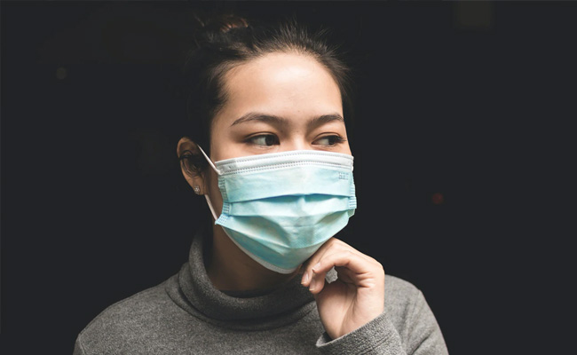 कोरोनावायरस से जुड़ी हेल्‍पलाइन पर डॉक्‍टरों से पूछे जा रहे हैं अजीबो-गरीब सवाल, "क्‍या दाढ़ी-मूंछ..."