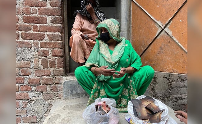 कोरोनावायरस : राहत शिविर बंद होने के चलते घर लौटे दिल्ली के दंगा पीड़ित, रो-रोकर बोली महिला - पड़ोसियों से भीख मांगकर खाने को हैं मजबूर