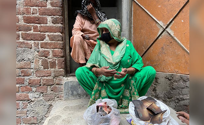 कोरोनावायरस : राहत शिविर बंद होने के चलते घर लौटे दिल्ली के दंगा पीड़ित, रो-रोकर बोली महिला - पड़ोसियों से भीख मांगकर खाने को हैं मजबूर