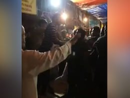 जनता कर्फ्यू के मद्देनजर शाहीन बाग प्रदर्शन को बंद करवाने को लेकर दो गुट भिड़े, गाली गलौज-मारपीट, फेंका गया पेट्रोल बम जनता कर्फ्यू के मद्देनजर शाहीन बाग प्रदर्शन को बंद करवाने को लेकर दो गुट भिड़े, गाली गलौज-मारपीट, फेंका गया पेट्रोल बम