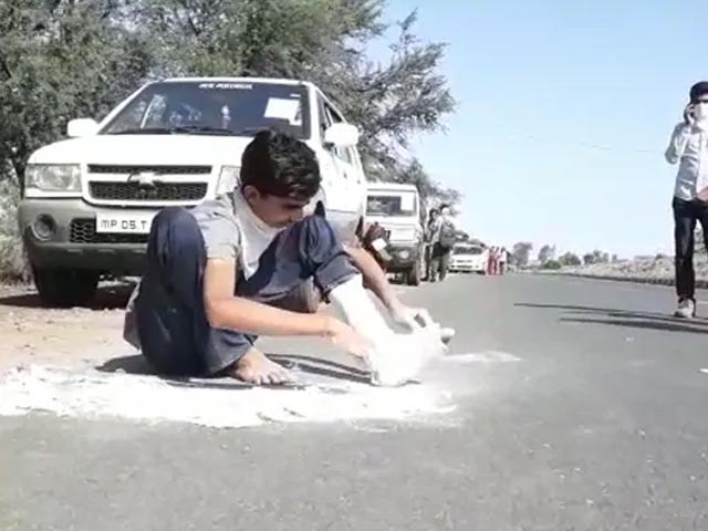 Migrant Worker, Whose Pic Went Viral, To Walk Home Despite Fracture