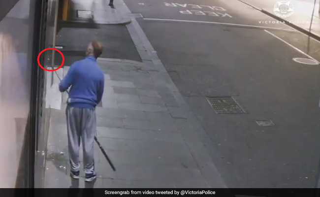 चोर ने फैशन स्टोर से ऐसे शातिर अंदाज में चुराया बेशकीमती हार, CCTV में कैद हुआ Video