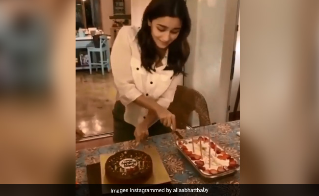 आलिया भट्ट ने आधी रात को काटा केक, बर्थडे पर कुछ यूं मिला सरप्राइज... देखें Video