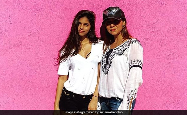 सुहाना खान ने मॉम गौरी खान संग कुछ इस अंदाज में दिया पोज, सोशल मीडिया पर सुर्खियां बटोर रही हैं Photos