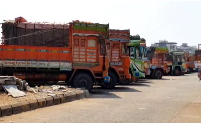 Coronavirus Lockdown Leaves Truck Drivers Stranded; Goods Rotting, Not Enough Food