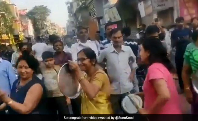 जनता कर्फ्यू के दौरान सड़कों पर उतरा लोगों का हुजूम, बॉलीवुड एक्टर बोले- चलो अच्छा है कोरोना भारत से चला गया...