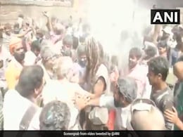 वाराणसी: मणिकर्णिका घाट पर भोलेनाथ के भक्तों ने खेली चिता भस्म से होली, देखें Video वाराणसी: मणिकर्णिका घाट पर भोलेनाथ के भक्तों ने खेली चिता भस्म से होली, देखें Video