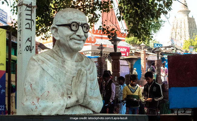 सरकारी दफ्तरों में महात्मा गांधी की तस्वीरों को हटाने की मांग, हिंदू महासभा ने कहा- देश में असली आतंकवाद की वजह गांधीवाद
