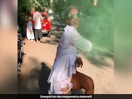 टीवी की यह इच्छाधारी नागिन चुपचाप से चली जा रही थी सड़क पर, तभी यूं फेंका गुलाल- देखें Video टीवी की यह इच्छाधारी नागिन चुपचाप से चली जा रही थी सड़क पर, तभी यूं फेंका गुलाल- देखें Video
