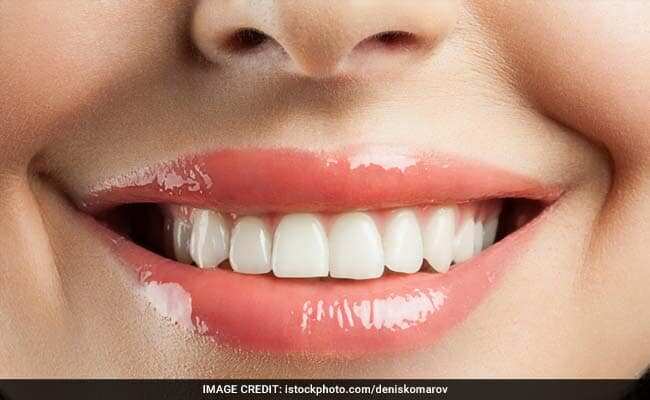 Home Remedy For Teeth Cleaning: दातों का पीलापन दूर कर सफेद और चमकीले दांत पाने के लिए ये नेचुरल उपाय आएंगे काम