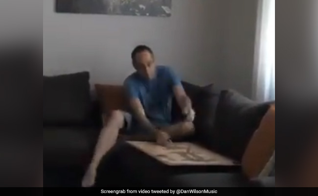 Coronavirus: घर में बंद पिता ने बच्चों से छुपने के लिए निकाला जबरदस्त आइडिया, देखें Viral Video