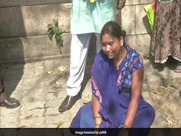 निर्भया केस: कोर्ट के बाहर दोषी अक्षय की पत्नी रोते-रोते हुई बेहोश, खुद को सैंडल से मारा निर्भया केस: कोर्ट के बाहर दोषी अक्षय की पत्नी रोते-रोते हुई बेहोश, खुद को सैंडल से मारा