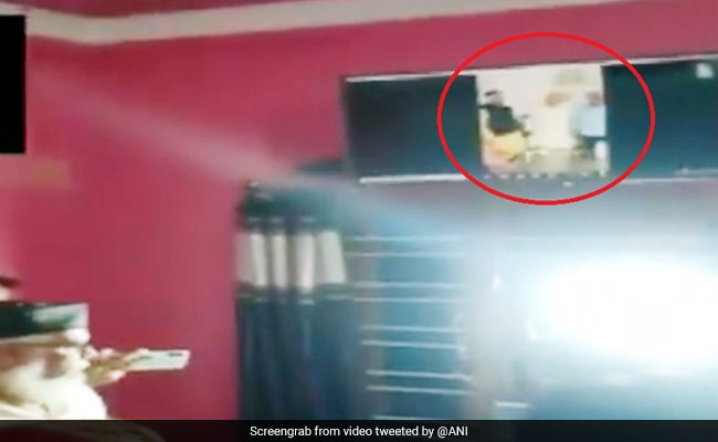 लॉकडाउन के चलते वीडियो कॉल पर हुआ निकाह, टीवी पर दुल्हन को देख दूल्हे ने कहा- 'कुबूल है...' देखें Video