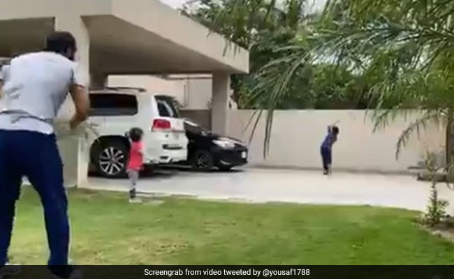 पूर्व दिग्गज मोहम्मद यूसुफ के बेटे की 'स्ट्रेट ड्राइव' देख, अजहर अली हुए हैरान, कह दी ऐसी बात VIDEO