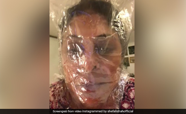 बॉलीवुड एक्ट्रेस ने प्लास्टिक से चेहरा ढक दी चेतावनी, बोलीं- जब कोरोनावायरस फैलेगा तो...देखें Video