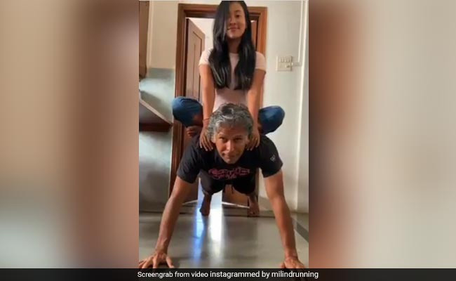 मिलिंद सोमन की पीठ पर बैठ गईं उनकी पत्नी और एक्टर मारने लगे पुशअप्स, बोले- आप मत बिठा लेना बीवी...