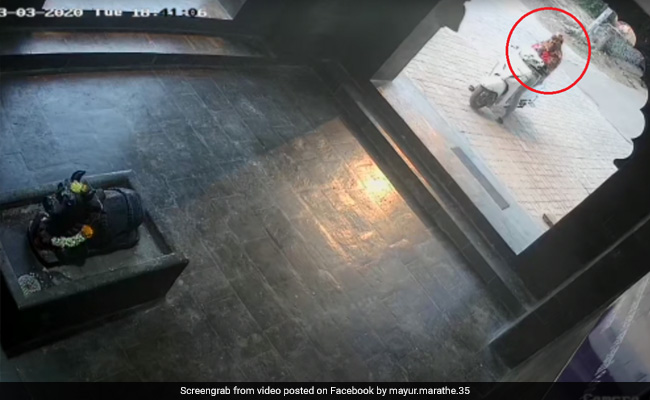 मंदिर के बाहर से ही हाथ जोड़कर निकल रही थी लड़की, फिर हुआ कुछ ऐसा, लोग बोले- 'VIP दर्शन...' देखें Video