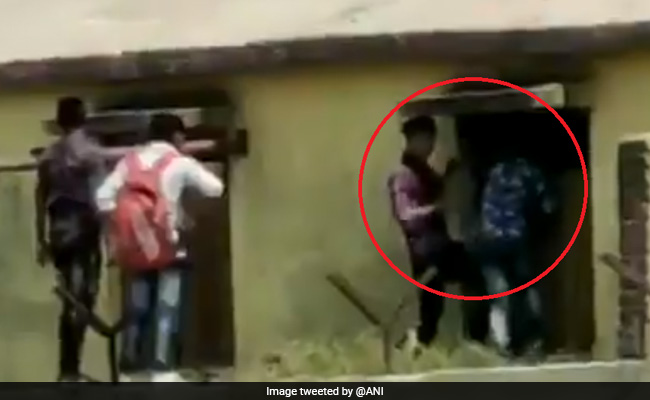 बोर्ड परीक्षा में बच्चों को Cheating कराने के लिए चढ़ गए स्कूल की दीवार, खिड़की से ऐसे कराई नकल, देखें Video