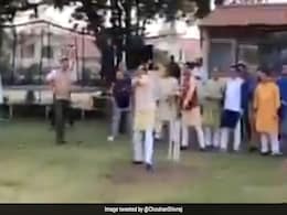 MP: पूर्व मुख्यमंत्री शिवराज सिंह चौहान ने उठाया बल्ला, छक्का जड़कर कह डाली ये बात... देखें Video MP: पूर्व मुख्यमंत्री शिवराज सिंह चौहान ने उठाया बल्ला, छक्का जड़कर कह डाली ये बात... देखें Video