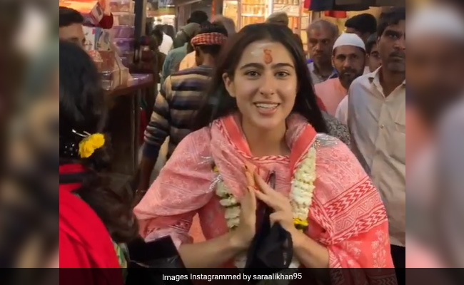 "<I>Namaste Darshako</i>": Tour Guide Sara Ali Khan Strikes Again, This Time In Varanasi's Alleys