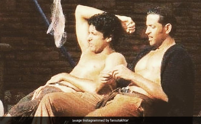 <i>Zindagi Na Milegi Dobara</i> Bwoys Hrithik Roshan And Farhan Akhtar Paint Instagram Red