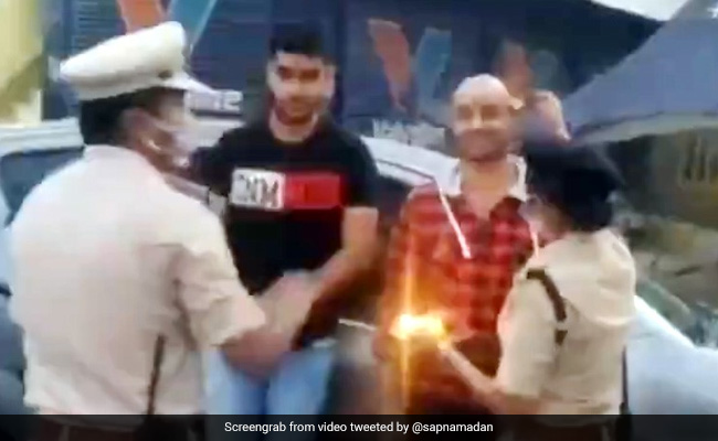 लॉकडाउन में घूमने निकले शख्स तो पहले पुलिस ने की आरती फिर किया कुछ ऐसा... देखें Viral Video