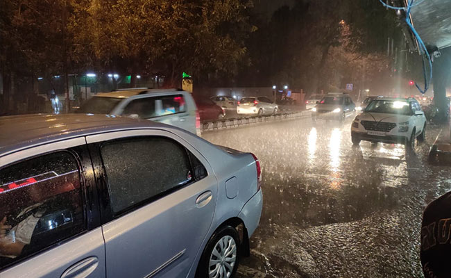 दिल्ली और आसपास के इलाकों में तेज गरज के साथ भारी बारिश