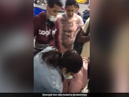 कोरोनावायरस पर सरकार दे रही निर्देश, उधर एयरपोर्ट पर जमा हो गए सैकड़ों लोग- देखें Video कोरोनावायरस पर सरकार दे रही निर्देश, उधर एयरपोर्ट पर जमा हो गए सैकड़ों लोग- देखें Video