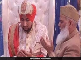 Muslim Groom Ties Turban To Honour Sikhs For Help During Delhi Violence Muslim Groom Ties Turban To Honour Sikhs For Help During Delhi Violence