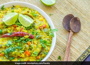 How To Make Masala Vegetable Khichdi: A Wholesome Winter Meal How To Make Masala Vegetable Khichdi: A Wholesome Winter Meal