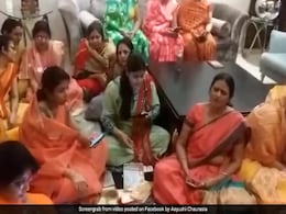 कोरोना को भारत से भगाने के लिए महिलाओं ने गाया भजन, चुटकियां मारकर बोलीं- 'भाग जा रे भाग जा...' देखें Video कोरोना को भारत से भगाने के लिए महिलाओं ने गाया भजन, चुटकियां मारकर बोलीं- 'भाग जा रे भाग जा...' देखें Video