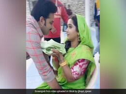 TikTok Viral Video: पवन सिंह को काजल राघवानी ने साड़ी के लिए बनाया बेवकूफ, खूब देखा जा रहा वीडियो TikTok Viral Video: पवन सिंह को काजल राघवानी ने साड़ी के लिए बनाया बेवकूफ, खूब देखा जा रहा वीडियो