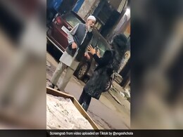 रात को 'भूत' बनकर डरा रहा था शख्स, चाचा ने आखिर में किया कुछ ऐसा... 60 लाख से ज्यादा बार देखा गया Video रात को 'भूत' बनकर डरा रहा था शख्स, चाचा ने आखिर में किया कुछ ऐसा... 60 लाख से ज्यादा बार देखा गया Video