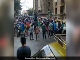 'जनता कर्फ्यू' में एक-दूसरे के कंधे पर चढ़कर नाचने लगे लोग तो बॉलीवुड डायरेक्टर बोले- मूर्ख जश्न मना रहे हैं... 'जनता कर्फ्यू' में एक-दूसरे के कंधे पर चढ़कर नाचने लगे लोग तो बॉलीवुड डायरेक्टर बोले- मूर्ख जश्न मना रहे हैं...