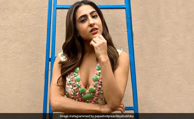 बेबीडॉल सिल्क ड्रेस में नजर आईं सारा अली खान, देखें खूबसूरत Pics