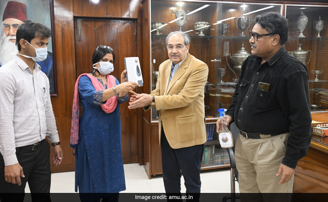 Coronavirus: AMU Faculty Members Prepare Sanitizer And Disinfectant