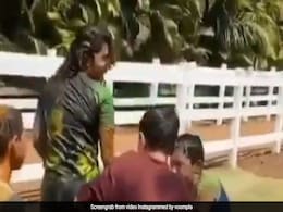प्रियंका चोपड़ा पर इन लड़कों ने बाल्टी भरकर फेंका पानी, देखते रहे निक जोनास- देखें Video प्रियंका चोपड़ा पर इन लड़कों ने बाल्टी भरकर फेंका पानी, देखते रहे निक जोनास- देखें Video