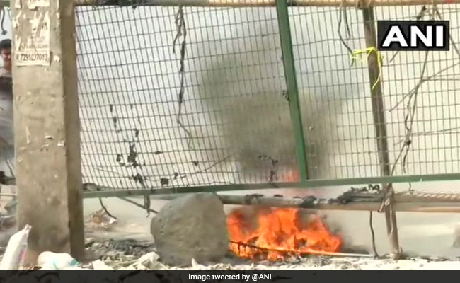 Petrol Bomb Thrown At Shaheen Bagh Protest Site, No Injuries Petrol Bomb Thrown At Shaheen Bagh Protest Site, No Injuries