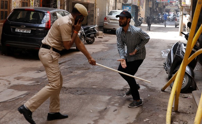 ई-रिटेलर्स का आरोप- 'पुलिस के हमलों के चलते 15,000 लीटर दूध और 10,000 किलो सब्जी हुई बर्बाद'