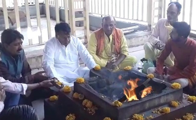 Madhya Pradesh Minister's "<i>Shatru Vinashak</i>" Ritual Amid Political Crisis