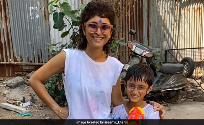 आमिर खान के परिवार ने जमकर खेली होली, Photos शेयर कर एक्टर ने दी फैंस को त्योहार की बधाई